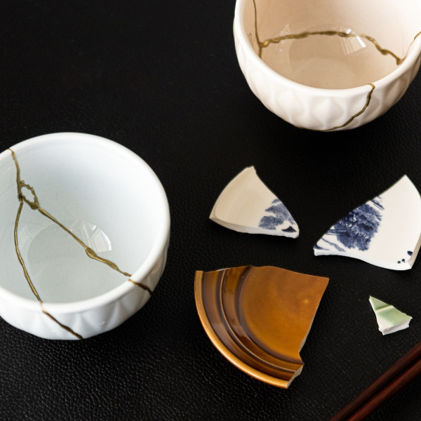 Kintsugi rinkinys jūsų sudužusiai keramikai restauruoti